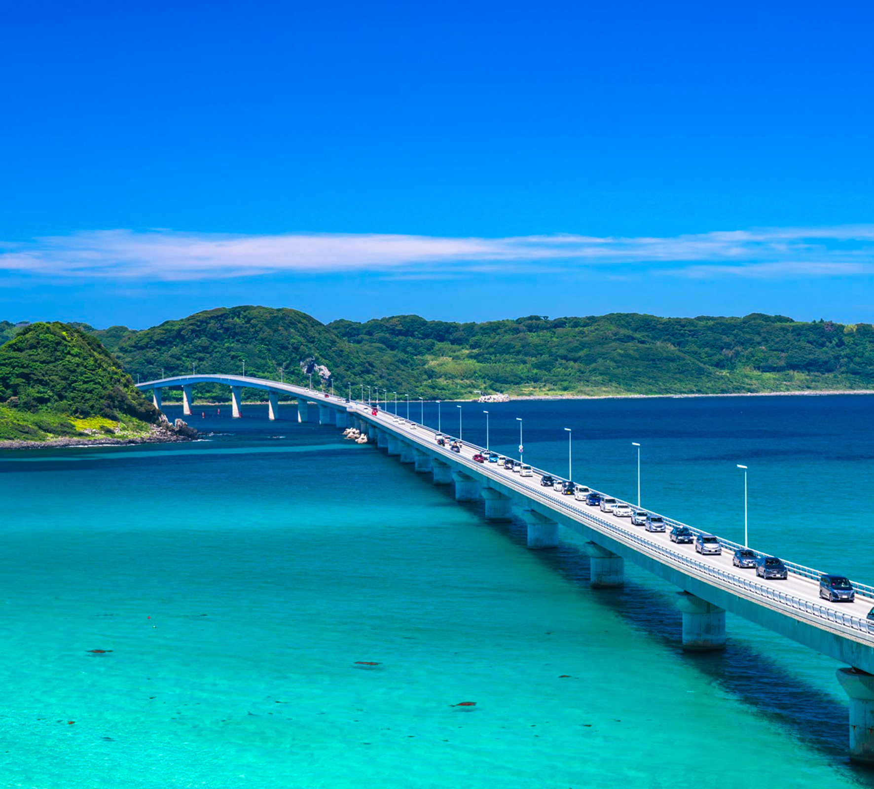 角島の絶景：コバルトブルーの海に長い橋が架かっていて車が行き来している様子